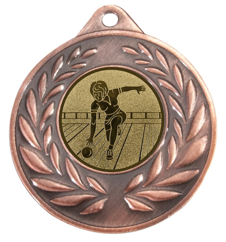 Bronzefarbene Medaille mit Lorbeerkranz und Emblem einer Bowlingspielerin beim Wurf auf der Bahn. Medaillen München 50 mm von POMEKI.