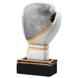 Die Boxen 130mm ist eine silberne Boxhandschuh-Trophäe mit goldenen Akzenten auf einem schwarzen, rechteckigen Sockel, perfekt für Trophäen-Boxen-Sammlungen oder als auffälliges Stück in einer Premium-Pokal-Verpackung.