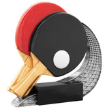 Die Tischtennis Trophäe aus Resin 155 mm besteht aus zwei gekreuzten Schlägern (rot und schwarz) mit einem weißen Ball, der auf einem schwarzen Sockel mit silbernem Hintergrund steht - ideal für Ihren Gravur.