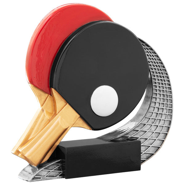 Die Tischtennis Trophäe aus Resin 155 mm besteht aus zwei gekreuzten Schlägern (rot und schwarz) mit einem weißen Ball, der auf einem schwarzen Sockel mit silbernem Hintergrund steht - ideal für Ihren Gravur.