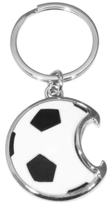 Der Schlüsselanhänger Fußball ist ein Metall-Schlüsselanhänger mit einem schwarz-weißen Fußballmotiv und einem halbmondförmigen Ausschnitt auf einer Seite, der eine offene Kurve bildet.