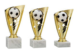 Drei Trophäen der 3er Serie Fußball 150 mm – 170 mm mit Fußbällen und Sternen, ausgestellt auf Marmorsockeln, isoliert auf weißem Hintergrund, gefertigt aus hochwertigem Material.