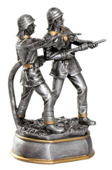 Eine silberne Statue, die zwei Feuerwehrmänner im Einsatz zeigt, die einen Schlauch halten. Die Figuren tragen Helme und Schutzkleidung und stehen auf einem rechteckigen Sockel. Dies ist eine außergewöhnliche Trophäe Feuerwehrmänner 300 mm, um Tapferkeit und Hingabe zu ehren.