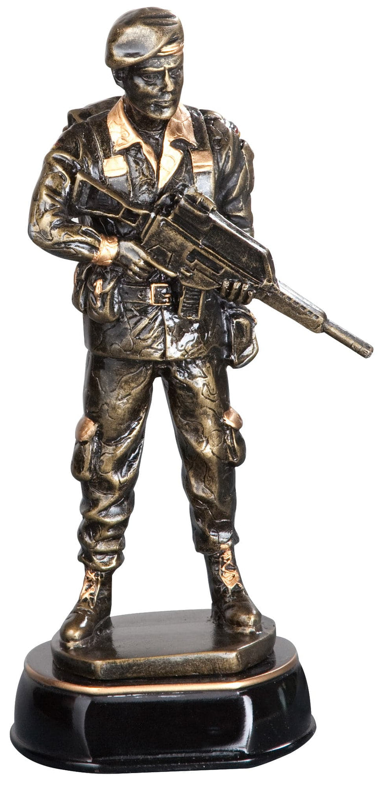 Die Trophäe Militär 250 mm ist eine bronzefarbene Statue eines Soldaten in Uniform mit Gewehr und Baskenmütze, die auf einem runden schwarzen Sockel steht.
