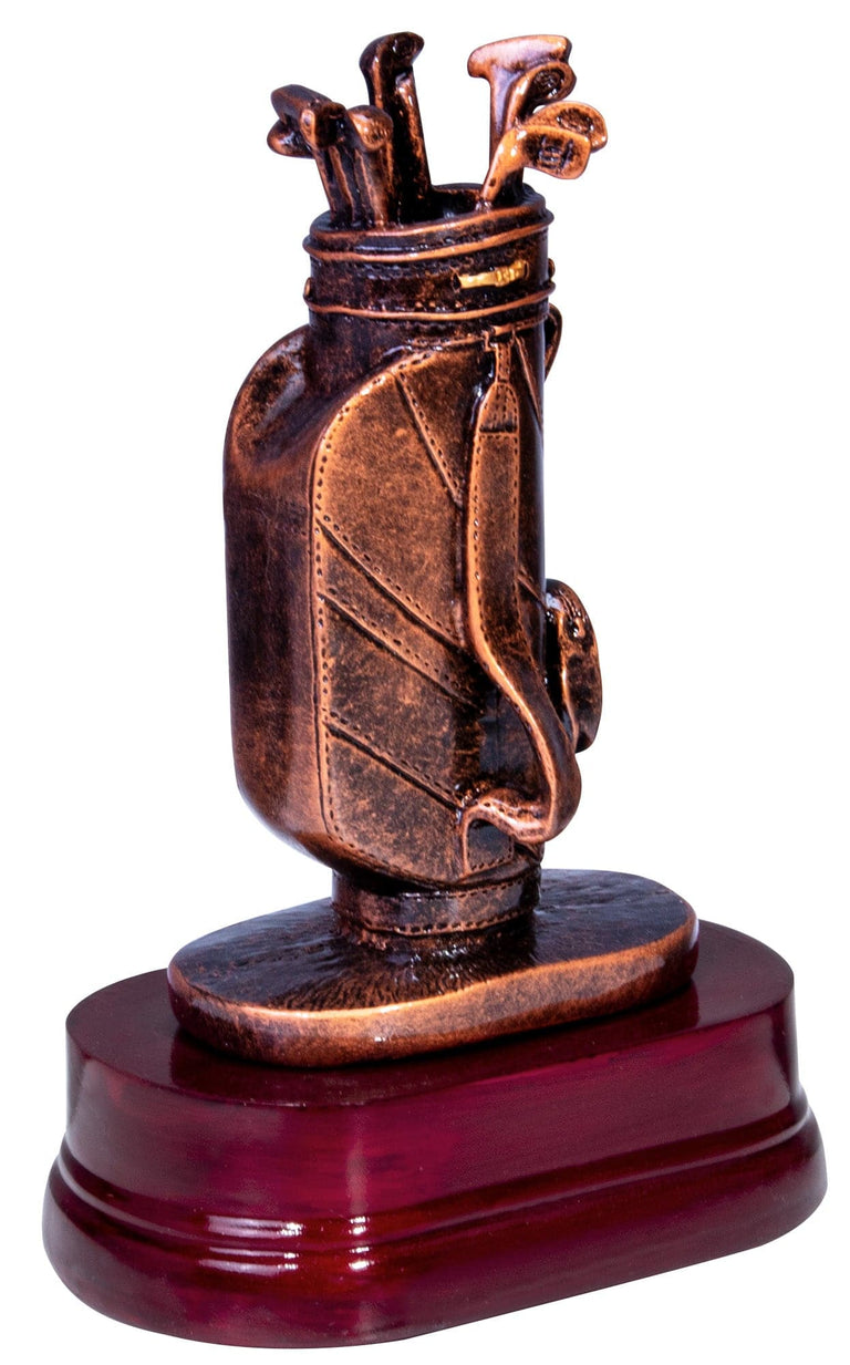 Die Trophäe Golfbag 180x130 mm ist eine bronzefarbene Golftrophäe mit Schlägern auf einem polierten Holzsockel - ideal als eine elegante Auszeichnung oder Ehrenpreis für besondere Leistungen.