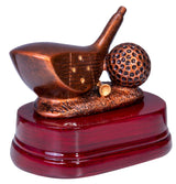 Bronzefarbener Golfschläger-Kopf mit Golfball und Tee auf rotbraunem Holzsockel. Trophäe Golf Driver 110x130 mm von POMEKI.