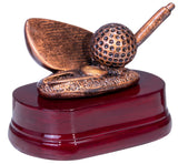 Die Trophäe Golf Eisen 100x130 mm zeigt einen bronzenen Golfball und Schläger auf einem dunkelroten Holzsockel - perfekt als Ehrenpreis oder Geschenk für jeden Golfliebhaber.