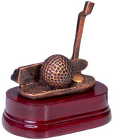 Ein kleiner bronzener Trophäe-Golfputter 130 x 130 mm mit Golfthema zeigt einen Golfball und einen Schläger auf einem Holzsockel und stellt sein exklusives Design und hochwertiges Material zur Schau.
