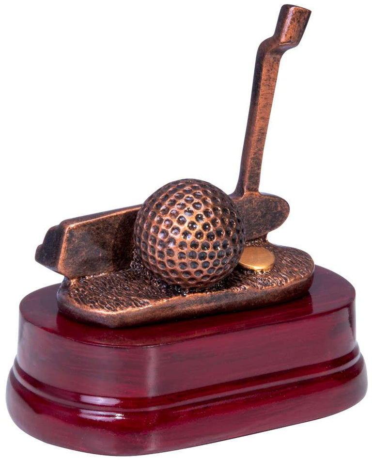 Ein kleiner bronzener Trophäe-Golfputter 130 x 130 mm mit Golfthema zeigt einen Golfball und einen Schläger auf einem Holzsockel und stellt sein exklusives Design und hochwertiges Material zur Schau.