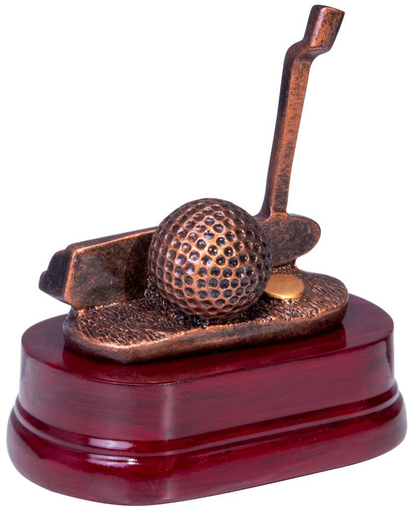 Ein kleiner bronzener Trophäe-Golfputter 130 x 130 mm PK737054-62589 mit Golfthema zeigt einen Golfball und einen Schläger auf einem Holzsockel und stellt sein exklusives Design und hochwertiges Material zur Schau.