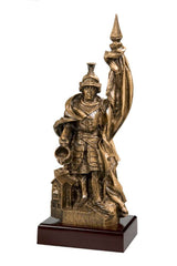Bronzestatue eines römischen Soldaten in Rüstung und Helm, der einen Speer hält und mit einem Umhang bekleidet ist, steht auf einem Holzsockel. Dieses exklusive Design macht es zu einem idealen Ehrenpreis für jeden Geschichtsliebhaber. Die Trophäe St. Florian 350 mm fängt jedes Detail wunderschön ein.
