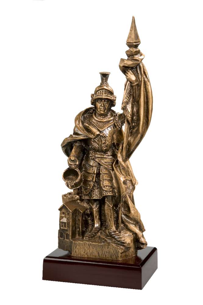 Bronzestatue eines römischen Soldaten in Rüstung und Helm, der einen Speer hält und mit einem Umhang bekleidet ist, steht auf einem Holzsockel. Dieses exklusive Design macht es zu einem idealen Ehrenpreis für jeden Geschichtsliebhaber. Die Trophäe St. Florian 350 mm fängt jedes Detail wunderschön ein.