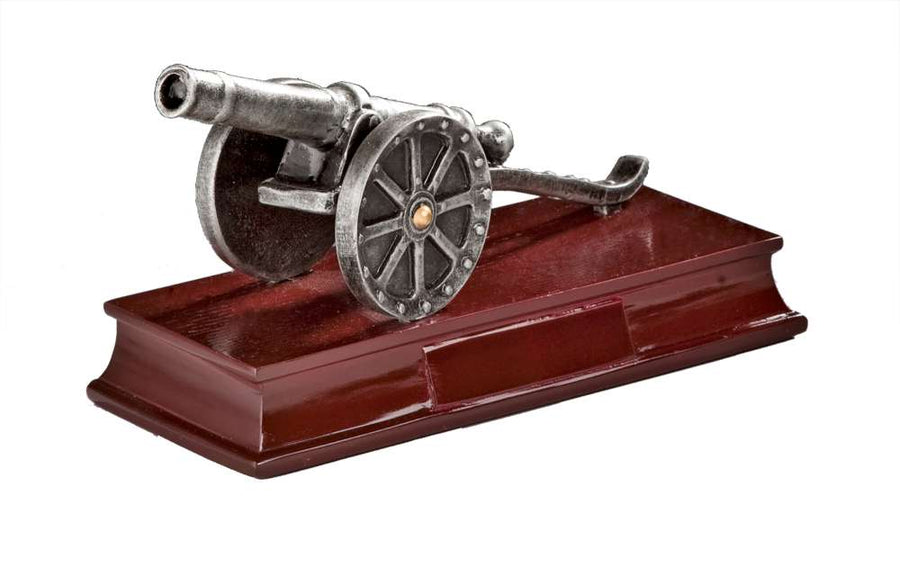 Eine Trophäe Kanone 2 122x200 mm PK737822-62593 auf einem rechteckigen hölzernen Ausstellungssockel, dient als exquisites Erinnerungsstück.