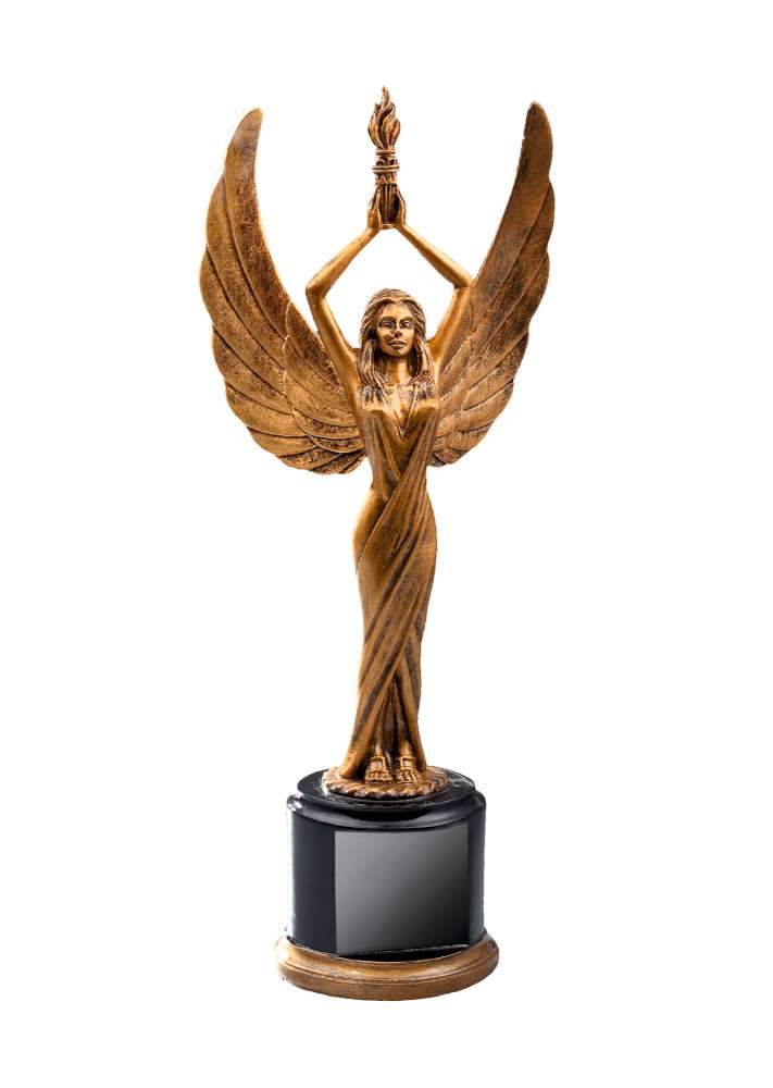 Goldfarbene geflügelte Frauenfigur, die eine Fackel mit beiden Händen über den Kopf hält, auf einem schwarzen Sockel. Trophäe Siegesgöttin von POMEKI.