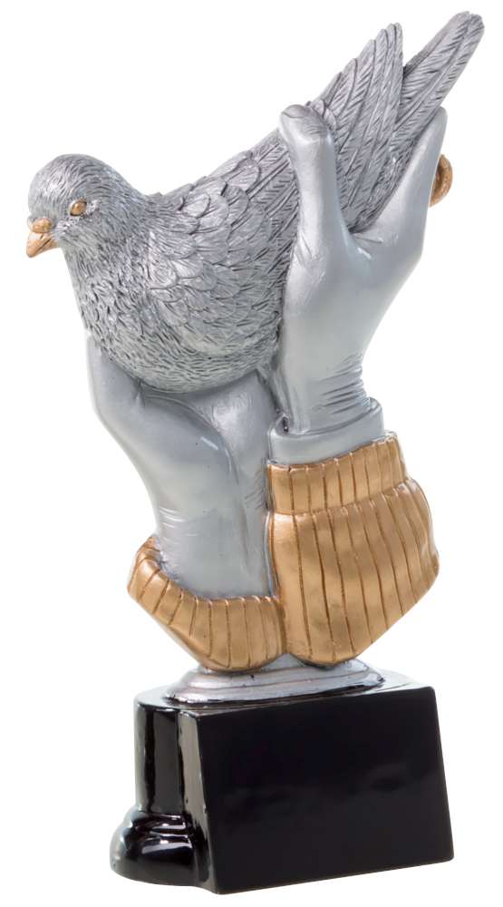 Eine silberne Taube, gehalten von zwei silbernen Händen mit goldenen Manschetten, montiert auf einem schwarzen rechteckigen Sockel, präsentiert hochwertiges Material und ein exklusives Design, perfekt für eine prestigeträchtige Trophäe der 3er Serie Taube 160 mm – 200 mm PK739117-15-3.
