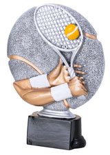 Thumbnail for Eine silberne 3er Serie Tennis 160 mm – 200 mm, die verschränkte Arme zeigt, die einen Tennisschläger halten, der einen gelben Tennisball schlägt, montiert auf einem schwarzen Sockel.