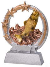 Goldener Fisch springt aus bronzefarbenen Wellen, umgeben von einem silbernen Ring mit mehreren bronzenen Sternen. Trophäe Fisch 125 mm von POMEKI.