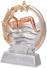 Eine Trophäe Schwimmen Damen 125 mm mit einem bronzefarbenen Schwimmer mit Kappe und Schwimmbrille, umgeben von einem goldenen Bogen mit Sternakzenten, montiert auf einer silbernen Basis – ein exklusives Design aus hochwertigem Material.