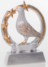 Silberne Taube mit goldenen Akzenten in einem runden Rahmen mit vier goldenen Sternen, auf rechteckigem Sockel. Trophäe Taube 125 mm von POMEKI.