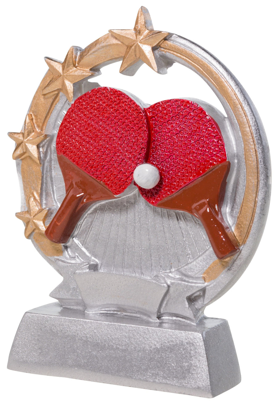 Eine silberne Trophäe Tischtennis 125 mm PK739369-62588 mit zwei roten Tischtennisschlägern und einem Ball, umgeben von goldenen Sternen in einem exklusiven Design.