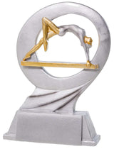Die Trophäe Turnen Damen 170 mm ist eine silberne und goldene Trophäe mit einer Turnerin in der Rückwärtsbeuge in einem runden Rahmen auf einem rechteckigen Sockel - ein eleganter Ehrenpreis oder ein Geschenk für turnerische Leistungen.