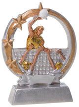 Silber-bronzene Trophäe mit Volleyballerin am Netz und Sternen im Rundbogen, auf rechteckigem Sockel. Trophäe Volleyball 125 mm von POMEKI.