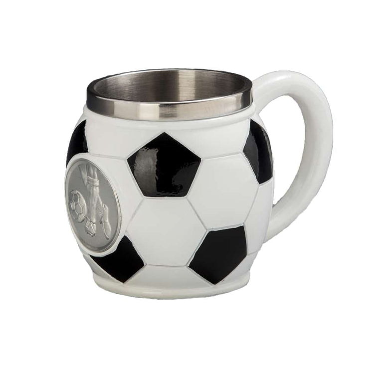 Der Trophäe Fußball Bierseidel 105 mm 0,33l überzeugt mit exklusivem Fußball-Design, schwarz-weißem Keramikkorpus, Metall-Innenfutter und Henkel - seitlich verziert mit einer erhabenen Trophäe aus Fußballschuh und Ball.