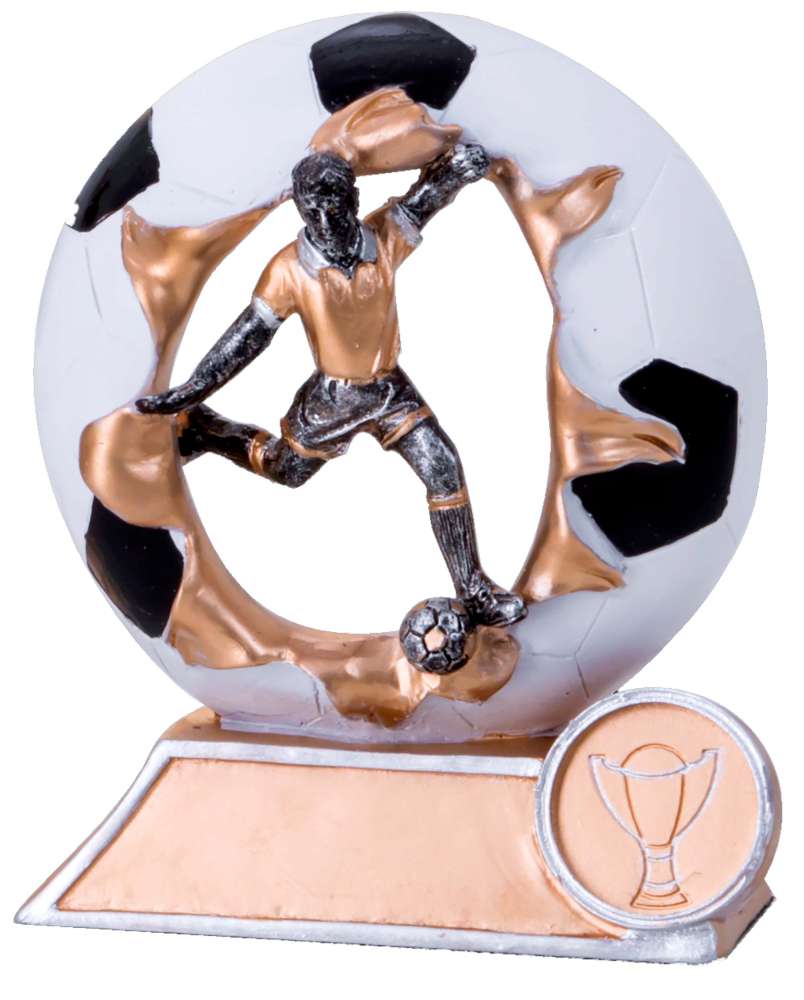 Die Trophäe Fussball 117 mm PK739386-62589-E25 zeigt einen Fußballspieler, der einen Ball kickt, vor einem Fußballhintergrund, mit einem kleinen Pokalemblem, das den Sockel ziert.