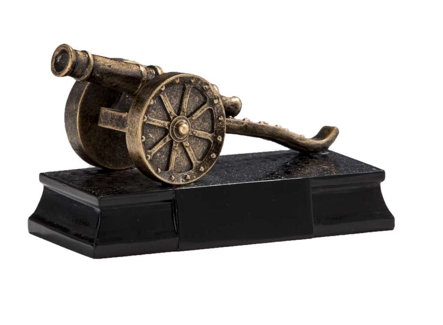 Eine Miniaturkanone aus Messing auf einem schwarzen rechteckigen Sockel, gefertigt aus hochwertigem Material, ist eine elegante Trophäe Kanone 1 75 x 120 mm PK739434-62592.