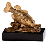 Eine detaillierte Fischskulptur aus Bronze, gefertigt aus hochwertigem Material, sitzt auf einem schwarzen rechteckigen Sockel und zeigt einen Fisch, der über eine strukturierte Oberfläche schwimmt – ein echter Trophäenfisch 157 mm mit exklusivem Design.