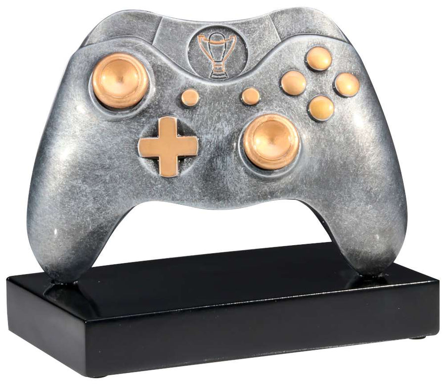 Ein silberner Gamecontroller Trophäe Controller 140 mm x 165 mm PK739675-62593-E25-G mit goldenen Akzenten, montiert auf einem schwarzen rechteckigen Sockel, perfekt als besonderes Geschenk oder Zeichen der Ehre.