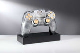Thumbnail for Ein Trophäe-Controller 150 mm x 194 mm in Form eines Videospiel-Controllers, montiert auf einem schwarzen Sockel.