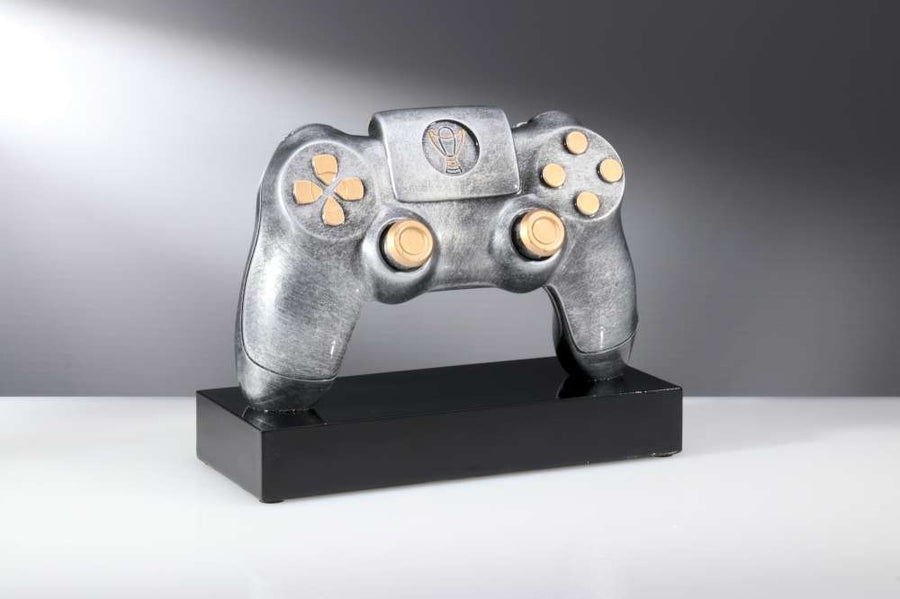 Ein Trophäe-Controller 150 mm x 194 mm PK739676-62605-E25-G in Form eines Videospiel-Controllers, montiert auf einem schwarzen Sockel.