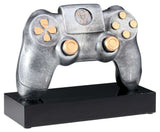 Ein silber-goldener Gaming-Controller, der Trophäe Controller 150 mm x 194 mm, ruht auf einem schwarzen rechteckigen Sockel, ein Ehrenpreis, der wahrlich Exzellenz in der Welt der Gaming-Auszeichnung verkörpert.