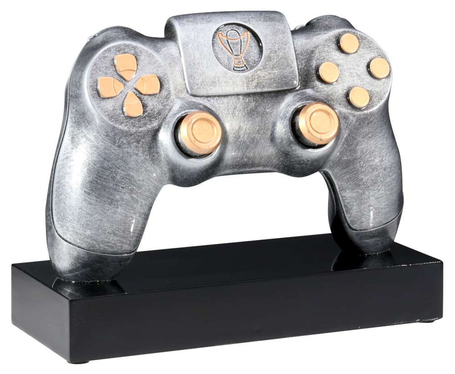Ein silber-goldener Gaming-Controller, der Trophäe Controller 150 mm x 194 mm PK739676-62605-E25-G, ruht auf einem schwarzen rechteckigen Sockel, ein Ehrenpreis, der wahrlich Exzellenz in der Welt der Gaming-Auszeichnung verkörpert.