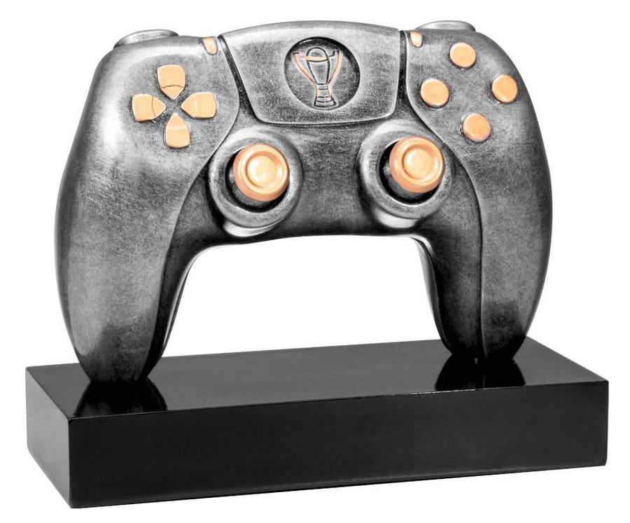 Ein metallischer Videospiel-Controller in Form eines Trophäe Controllers (150 mm x 188 mm, PK739677-62605-E25-G) mit Tasten- und Joystick-Details, aus hochwertigem Material und mit exklusivem Design, montiert auf einem schwarzen rechteckigen Sockel.
