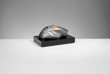 Thumbnail for Ein skulpturales Objekt, das einer futuristischen Maus in metallischen Bronze- und Silbertönen ähnelt und auf einem schwarzen rechteckigen Sockel präsentiert wird, ergibt eine elegante Trophäe Computer Maus 70 mm x 150 mm
