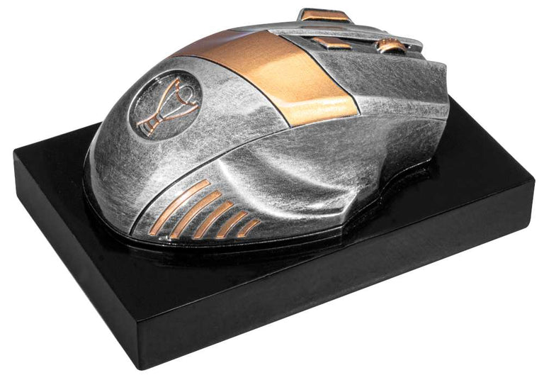 Silberfarbene Computermaus mit kupferfarbenen Akzenten und Pokal-Emblem, auf schwarzem Sockel. Trophäe Computer Maus 70 mm x 150 mm von POMEKI.