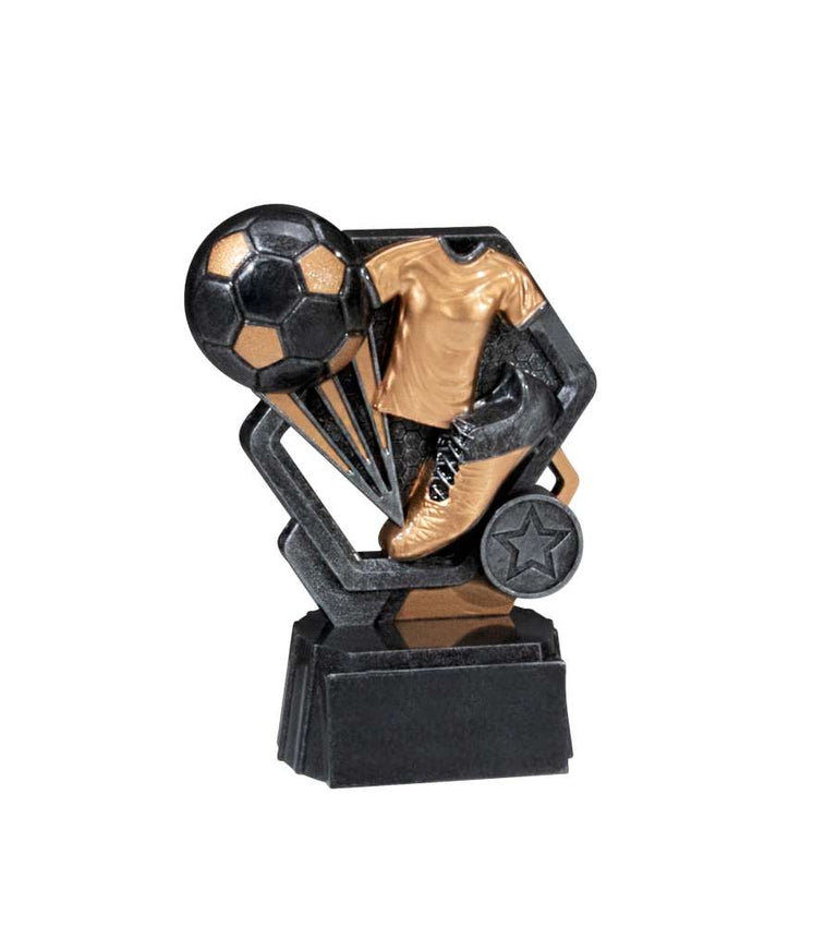 Die Trophäe Fussball 150 mm besticht durch ein schwarz-goldenes Design, das mit einem Fußball, einem Trikot, einem Stollenschuh und einem kleinen Sternemblem auf schwarzem Untergrund verziert ist, alles aus hochwertigem Material für ein exklusives Design gefertigt.