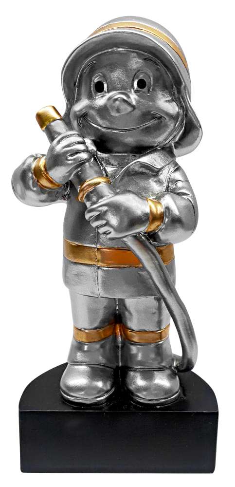 Eine silberne und goldene Statue eines Zeichentrick-Feuerwehrmannes mit einem Schlauch in der Hand, die auf einem schwarzen Sockel steht, dient als hervorragende Trophäe Kinder Feuerwehr 125 mm für Tapferkeit oder als Auszeichnung zur Würdigung heldenhafter Anstrengungen.