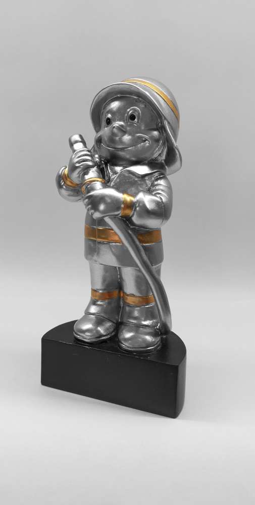 Eine metallische Feuerwehrmannfigur mit goldenen Akzenten, die einen Schlauch hält und Helm und Uniform trägt, steht stolz auf einem schwarzen Sockel. Dieses detailreiche Stück dient als exquisite Trophäe Kinder Feuerwehr 125 mm und ehrt Tapferkeit und Hingabe.