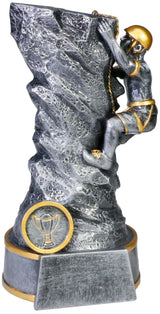 Eine silberne und goldene Trophäe „Klettern“ 180 mm, die eine Figur zeigt, die eine strukturierte Felswand erklimmt, montiert auf einem runden Sockel mit einer gravierten Plakette, gefertigt aus hochwertigem Material und mit exklusivem Design.