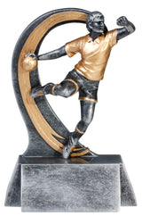 Silber-goldene Figur eines Handballers mit Ball in der Hand vor einem goldenen Bogen, auf breitem Sockel. Trophäe Handballer 180 mm von POMEKI.