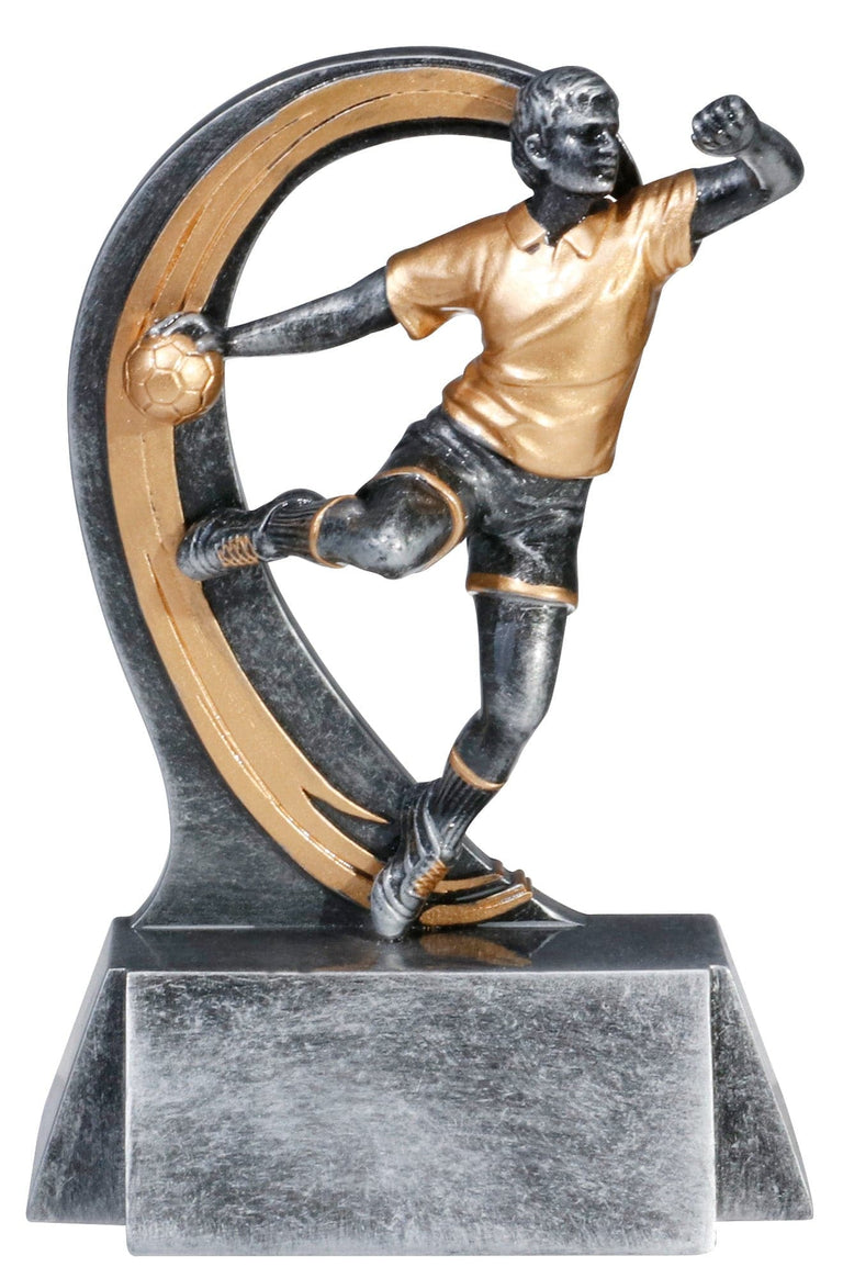 Silber-goldene Figur eines Handballers mit Ball in der Hand vor einem goldenen Bogen, auf breitem Sockel. Trophäe Handballer 180 mm von POMEKI.
