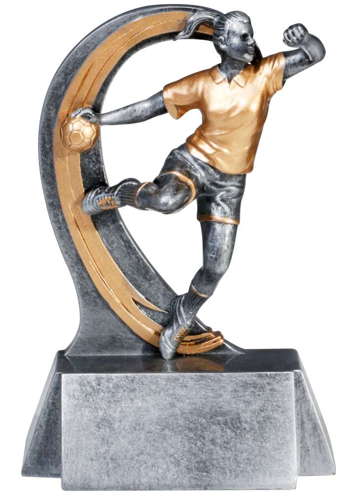 Eine silberne und bronzene Trophäe „Handballerin“ 180 mm PK739737-62601, die eine Spielerin mitten im Schuss zeigt, montiert auf einem rechteckigen Sockel. Dieses Stück besticht durch ein exklusives Design, was es zu einem angesehenen Ehrenpreis macht.