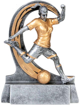 Fußballtrophäe mit einer metallischen Figur eines Spielers in Aktion, mit einem Bogen in exklusivem Design, auf einem soliden Sockel. Trophäe Fußball Frauen 125 mm
