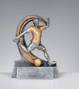 Silber-goldene Figur eines Fußballspielers beim Schuss mit Ball vor geschwungenem Bogen auf grauem Sockel. Trophäe Fussball 125 mm von POMEKI.