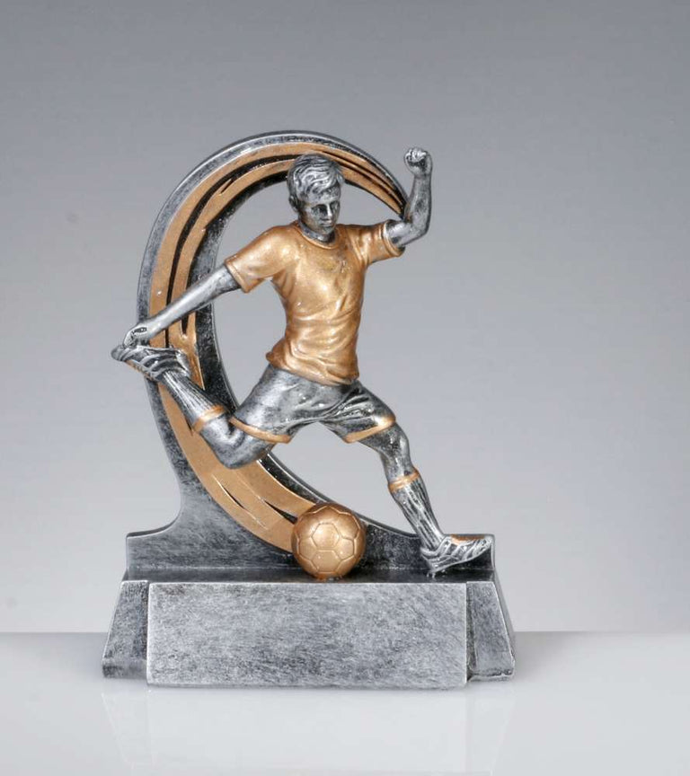 Silber-goldene Figur eines Fußballspielers beim Schuss mit Ball vor geschwungenem Bogen auf grauem Sockel. Trophäe Fussball 125 mm von POMEKI.