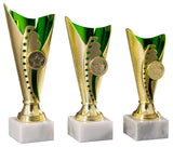 Drei goldene und grüne Trophäen mit Sternemblemen, jeweils auf weißen Marmorsockeln montiert, werden nebeneinander und in unterschiedlicher Höhe ausgestellt. Diese Pokale Lünen 3-er Pokalserie 170 mm - 210 mm bestechen durch exklusives Design und hochwertiges Material, das jedem Betrachter ins Auge fällt.