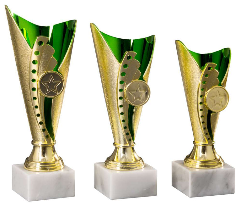 Drei goldene und grüne Trophäen mit Sternemblemen, jeweils auf weißen Marmorsockeln montiert, werden nebeneinander und in unterschiedlicher Höhe ausgestellt. Diese Pokale Lünen 3-er Pokalserie 170 mm - 210 mm bestechen durch exklusives Design und hochwertiges Material, das jedem Betrachter ins Auge fällt.